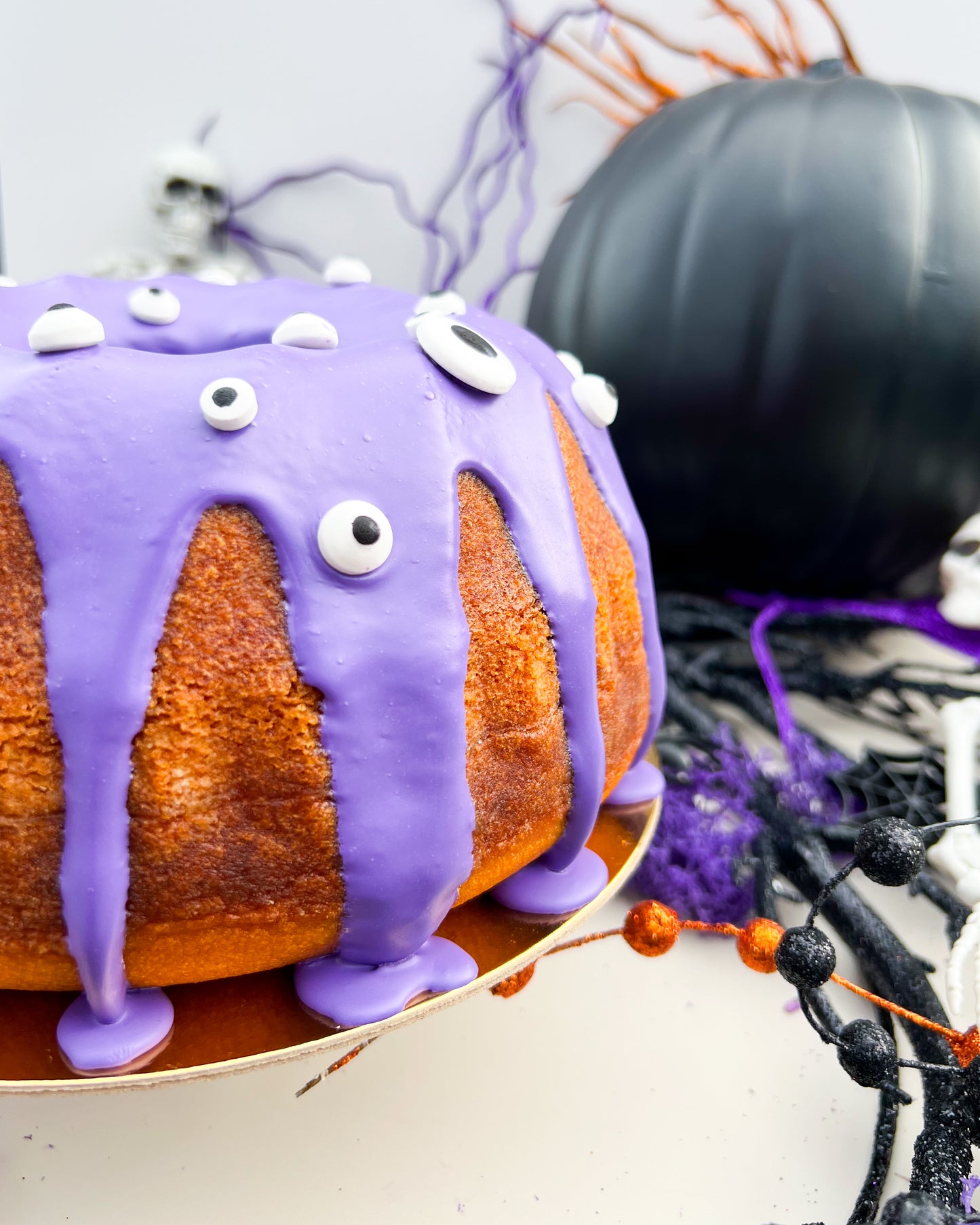 SPOOKIE EYE CAKE